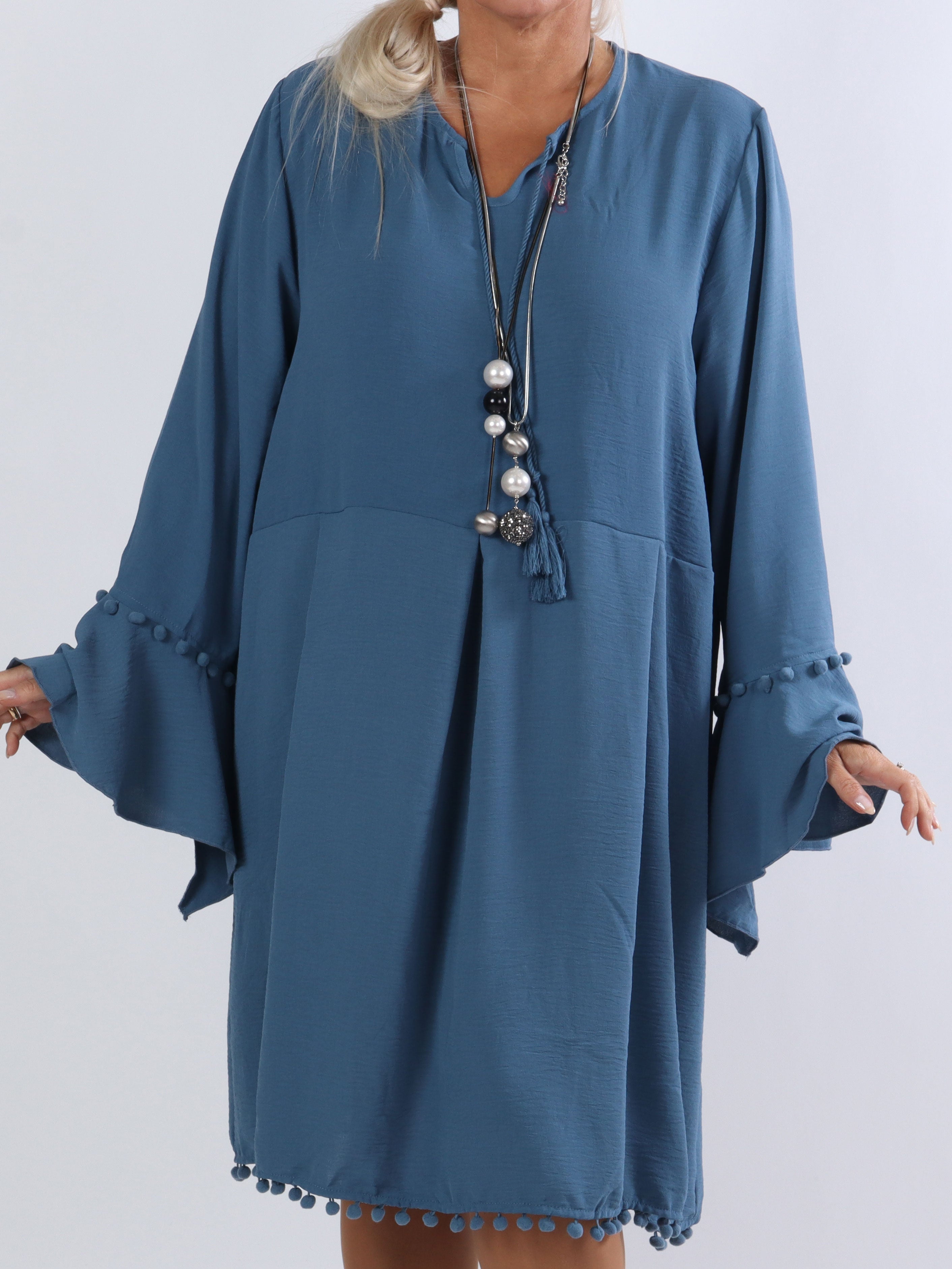 Matilda - Fin klänning i stora storlekar med pompoms - Black